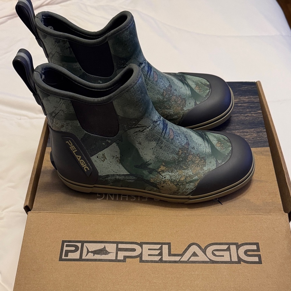 Pelagic Women’s Pursuit 6” Ankle Deck Boots 8